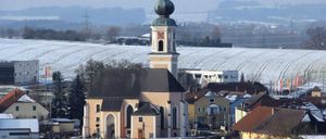 Bild enthält, Building, Monastery, Housing, Roof, Dome, Neighborhood, Spire, Clock Tower, Cityscape, City
