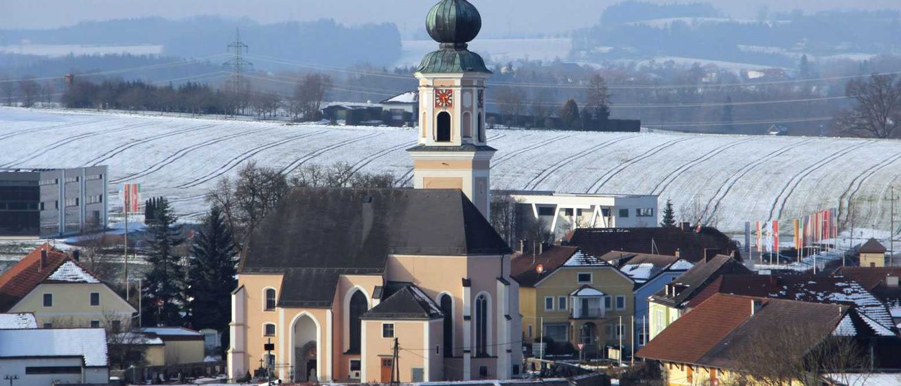 Bild enthält, Building, Monastery, Housing, Roof, Dome, Neighborhood, Spire, Clock Tower, Cityscape, City