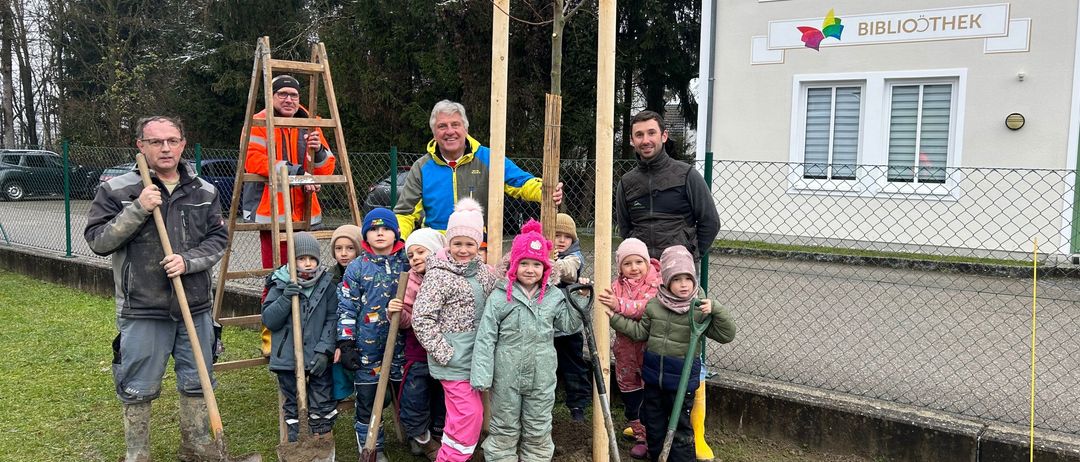 Bild enthält, People, Person, Grass, Adult, Female, Woman, Male, Man, Pants, Portrait