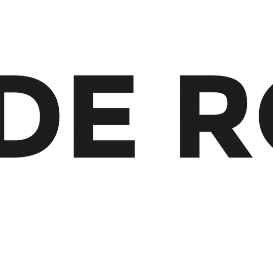 Ein schwarz-weißes Bild zeigt das Wort 'DE RO' in großen, fetten Buchstaben. Die Buchstaben sind in einer einzigartigen Schriftart stilisiert. Das Wort 'DE' befindet sich in der linken Hälfte und 'RO' in der rechten Hälfte.