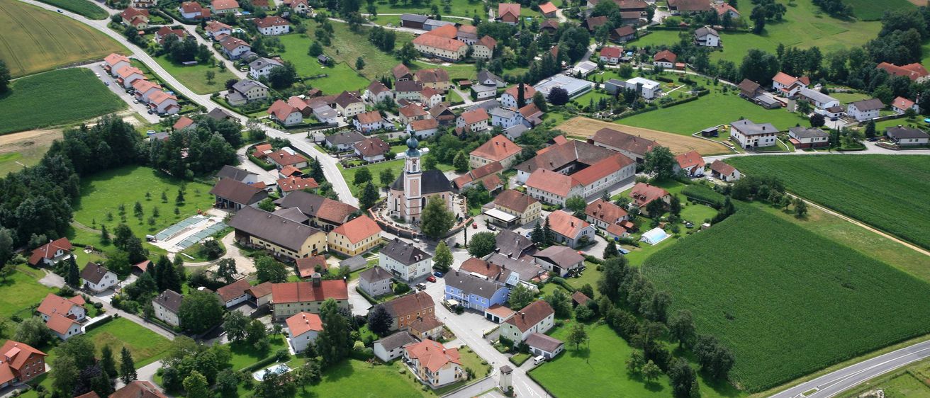 Bild enthält, Outdoors, Building, Nature, Countryside, Suburb, Rural, Village, Aerial View, Housing