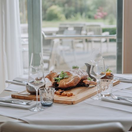 Bild enthält, Furniture, Table, Tabletop, Glass, Dining Table, Cutlery, Fork, Outdoors, Cup, Nature