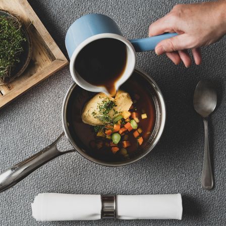 Bild enthält, Cutlery, Spoon, Cookware, Plant, Cooking, Cooking Pan, Food, Pouring Food, Coffee, Coffee Cup