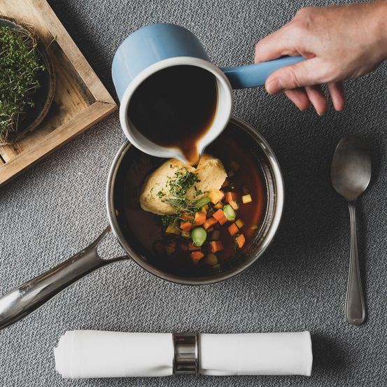 Bild enthält, Cutlery, Spoon, Cookware, Plant, Cooking, Cooking Pan, Food, Pouring Food, Coffee, Coffee Cup