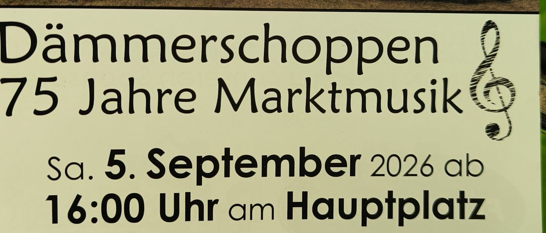 Plakat für eine musikalische Veranstaltung mit einer Band in traditioneller Kleidung, mit Text auf Deutsch, zur Feier von 75 Jahren Marktmusik. Die Veranstaltung ist für den 5. September 2026 um 16:00 Uhr am Hauptplatz geplant.