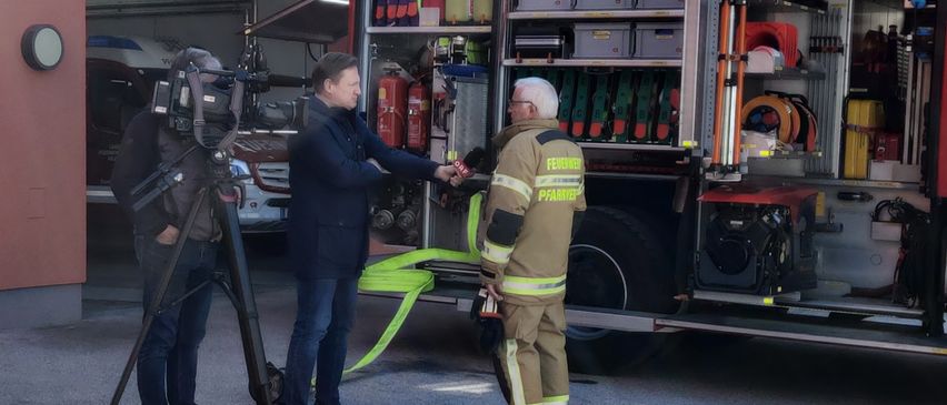 Bild enthält, Adult, Male, Man, Person, Tripod, Footwear, Shoe, Transportation, Truck, Vehicle