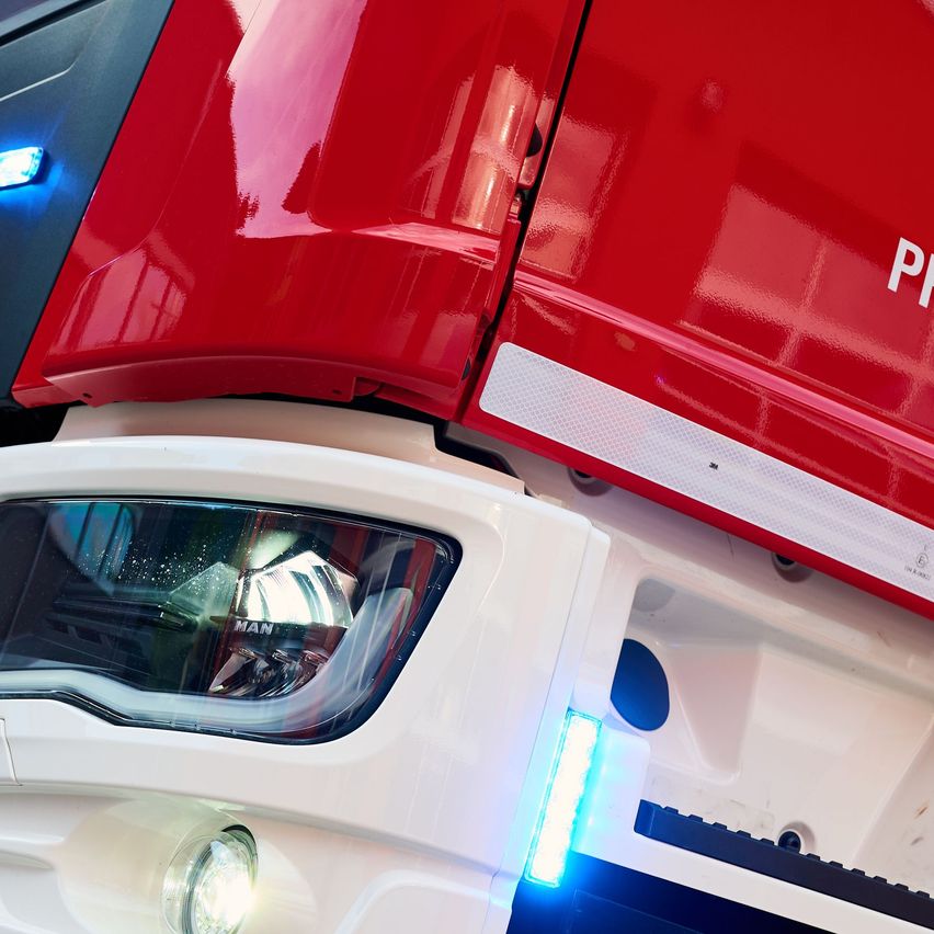 Bild enthält, Transportation, Vehicle, Car, Machine, Wheel, Truck, Headlight, Logo