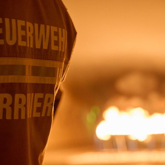 Bild enthält, Clothing, T-Shirt, Fire, Flame, Can, Tin