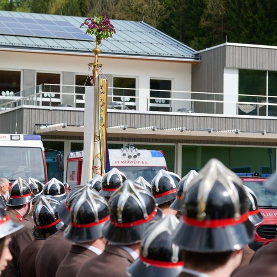 Bild enthält, Helmet, People, Person, Adult, Female, Woman, Male, Man, Car, Face