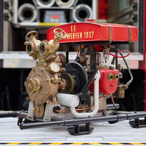 Bild enthält, Machine, Motor, Engine, Wheel, Gun, Weapon, Railway, Train, Transportation, Vehicle