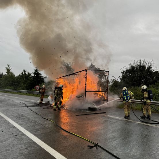 Bild enthält, Person, Fire, Bonfire, Flame, Extinguishing Fire, Road