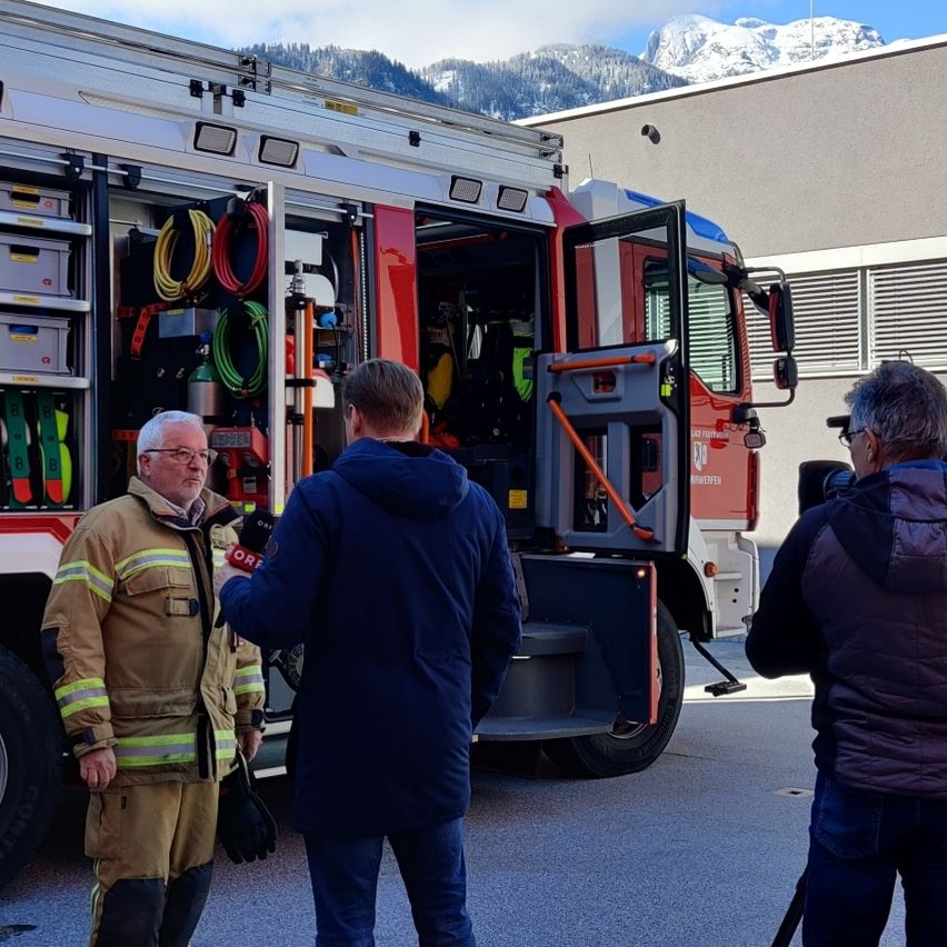 Bild enthält, Adult, Male, Man, Person, Truck, Vehicle, Jeans, Wheel, Jacket, Face
