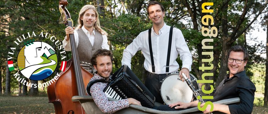 Drei Musiker posieren im Freien mit ihren Instrumenten; ein Mann spielt Akkordeon, ein anderer Schlagzeug und der dritte steht mit einem Cello.