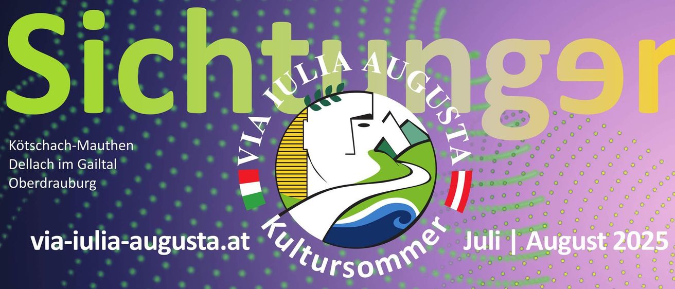 Ein Plakat mit dem Text 'Via Julia Augusta Kultursommer Juli' und einem kreisförmigen Logo, das einen Berg, einen Fluss und eine Straße in Grün und Blau zeigt. Das Logo enthält auch die Flaggen Italiens und Österreichs. Der Hintergrund ist lila mit grünen Punkten.