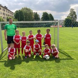 Bild enthält, People, Person, Soccer Ball, Adult, Male, Man, Grass, Baseball Cap, Glasses, Groupshot