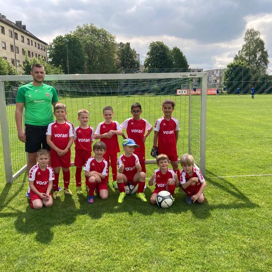 Bild enthält, People, Person, Soccer Ball, Adult, Male, Man, Grass, Baseball Cap, Glasses, Groupshot