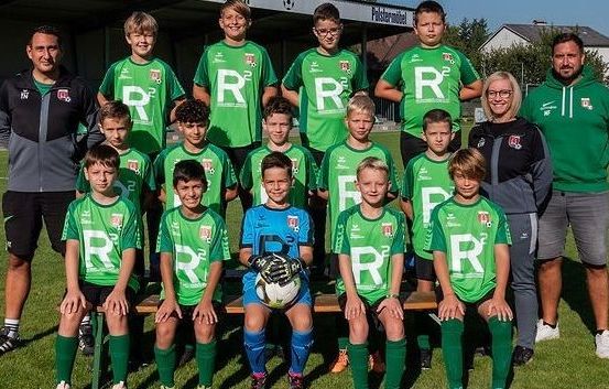 Bild enthält, People, Person, Groupshot, Boy, Male, Teen, Rugby Ball, Adult, Female, Woman