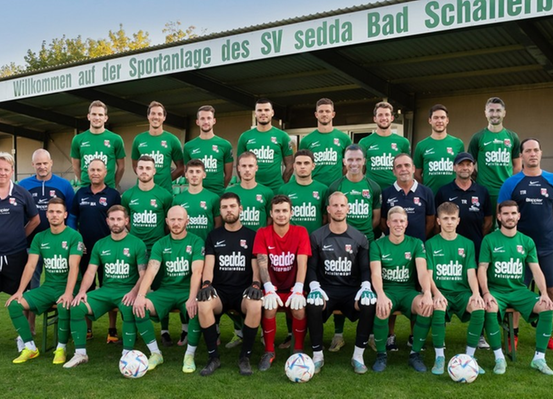 Bild enthält, People, Person, Team, Groupshot, T-Shirt, Soccer Ball, Baseball Cap, Boy, Male, Teen