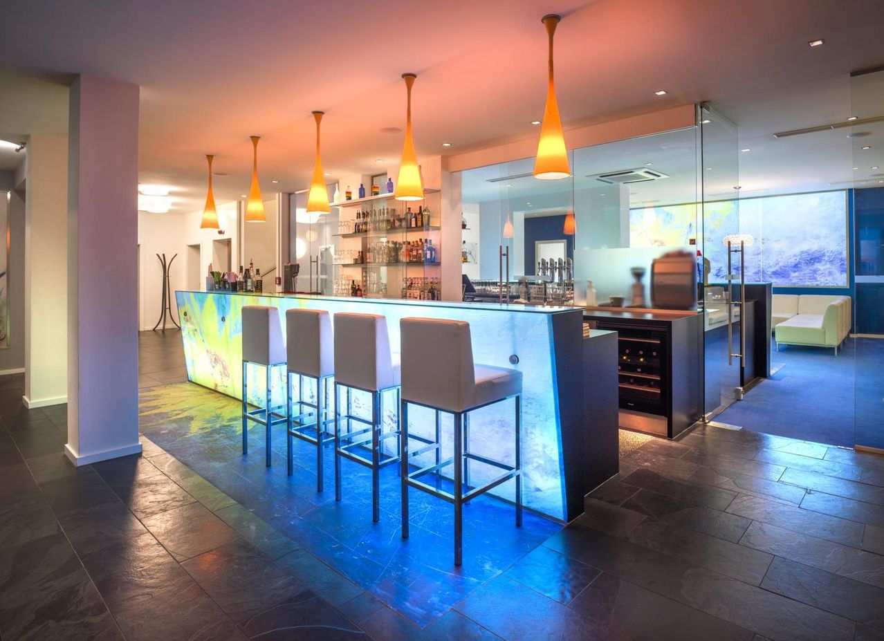 Bild enthält, Floor, Flooring, Indoors, Kitchen, Furniture, Interior Design, Bar, Architecture, Building