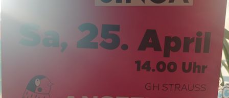 Ein rotes Poster mit Vogeldesign bewirbt 'Lipp Gstanzl Singa' am 25. April um 14 Uhr bei GH Strauss. Es enthält einen Aufruf, Tickets jetzt zu sichern.