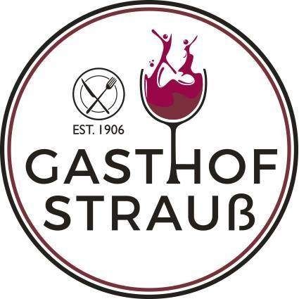 Das Logo von Gasthof Straub, gegründet 1906, zeigt ein Weinglas mit rotem Wein und einem Gabel- und Messersymbol.