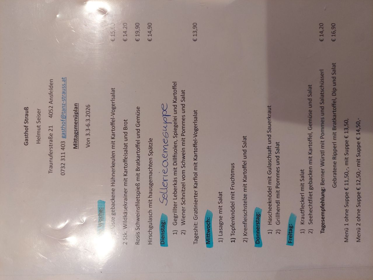 Das Bild zeigt eine Speisekarte mit Preisen in Euro. Es enthält Gerichte wie Kartoffelsalat, Bratkartoffeln und verschiedene Salate. Jedes Gericht ist mit seinem Preis und Namen aufgeführt.