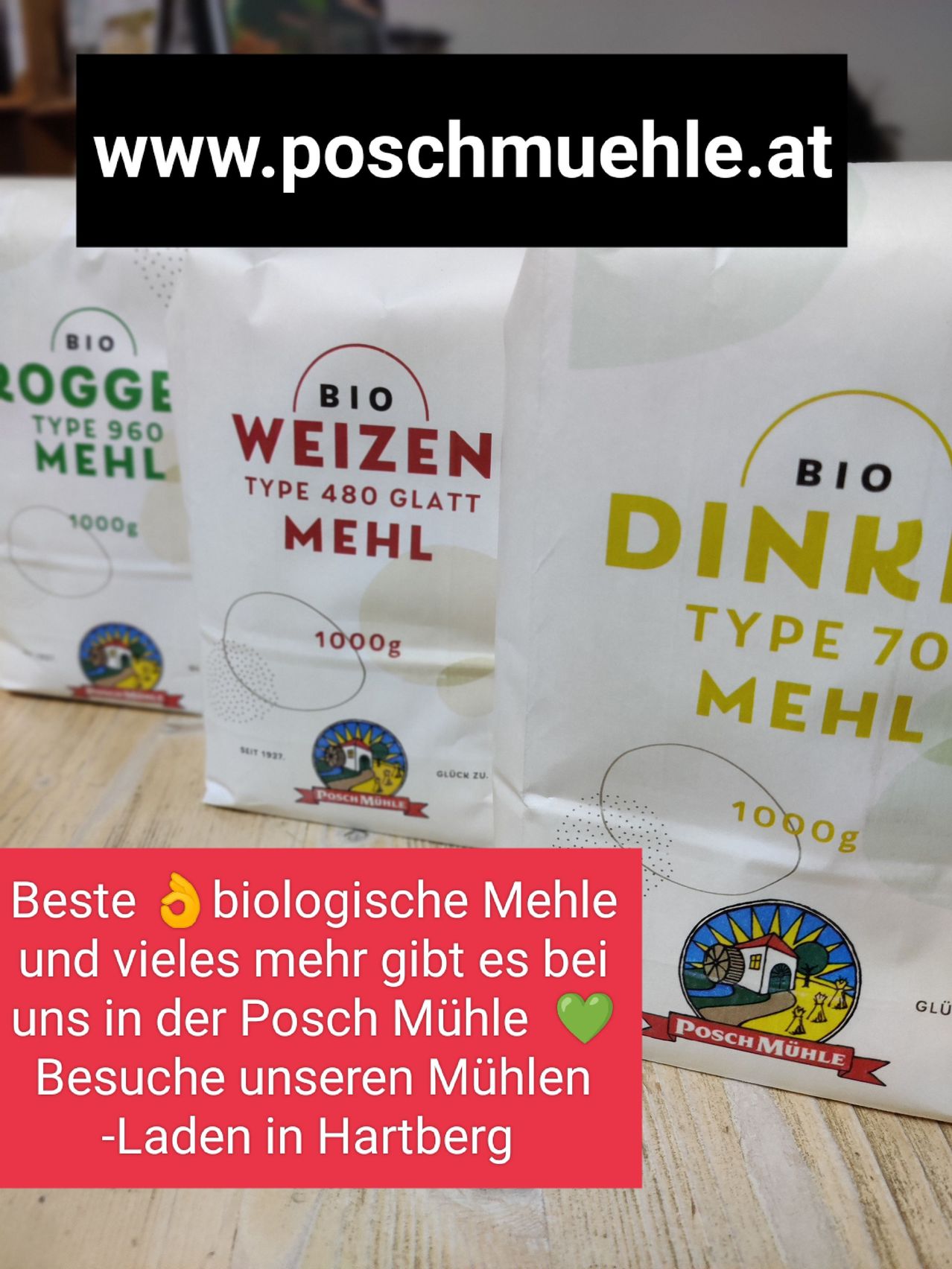 Auf einem Holztisch sind Beutel mit Bio-Mehl der Typen 960 Mehl, 480 glatt Mehl und 70 Mehl. Besuchen Sie Poschinger Muehle für mehr.