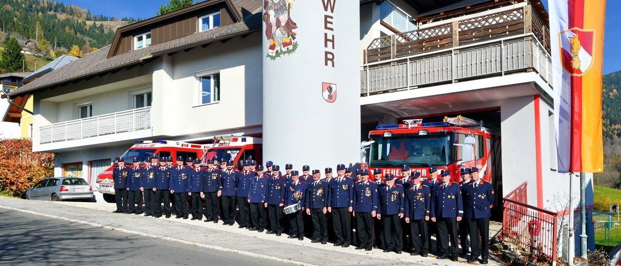 Bild enthält, People, Person, Car, Transportation, Vehicle, Fire Station, Fire Truck, Truck, Machine, Wheel