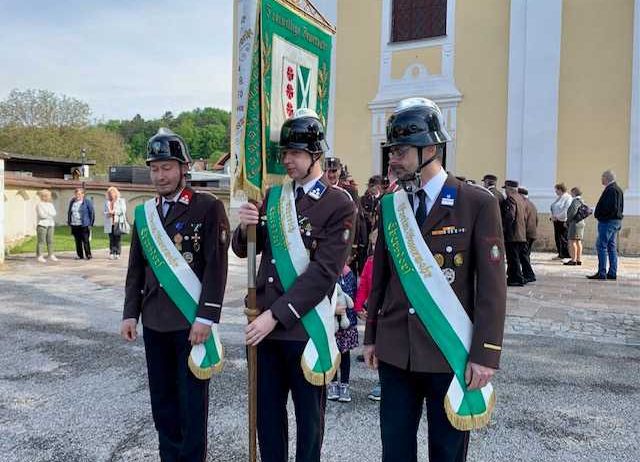 Bild enthält, Officer, Person, Adult, Male, Man, People, Military Officer, Coat, Police Officer, Handbag