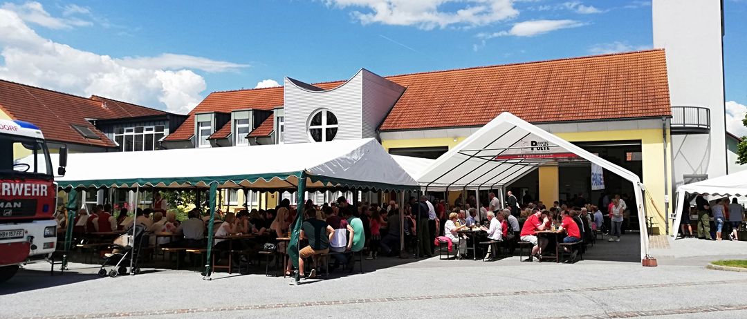 Bild enthält, Indoors, Restaurant, Urban, Shelter, Cafeteria, City, Cafe, Person, Market, Bus