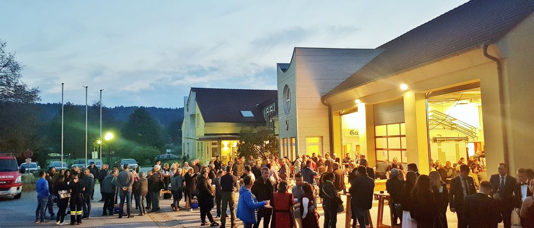 Bild enthält, People, Person, Urban, Walking, Building, College, Car, Vehicle, Suit, Crowd
