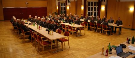 Bild enthält, People, Person, Floor, Flooring, Wood, Indoors, Building, Interior Design, Chair, Classroom
