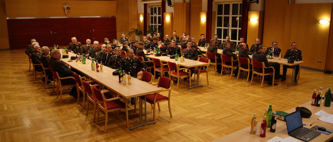 Bild enthält, People, Person, Floor, Flooring, Wood, Indoors, Building, Interior Design, Chair, Classroom