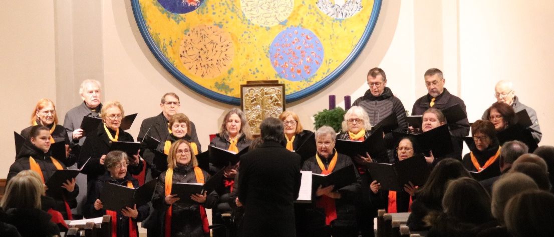 Bild enthält, Indoors, Person, Group Performance, Music, Musical Instrument, Musician, Performer, Adult, Female, Woman