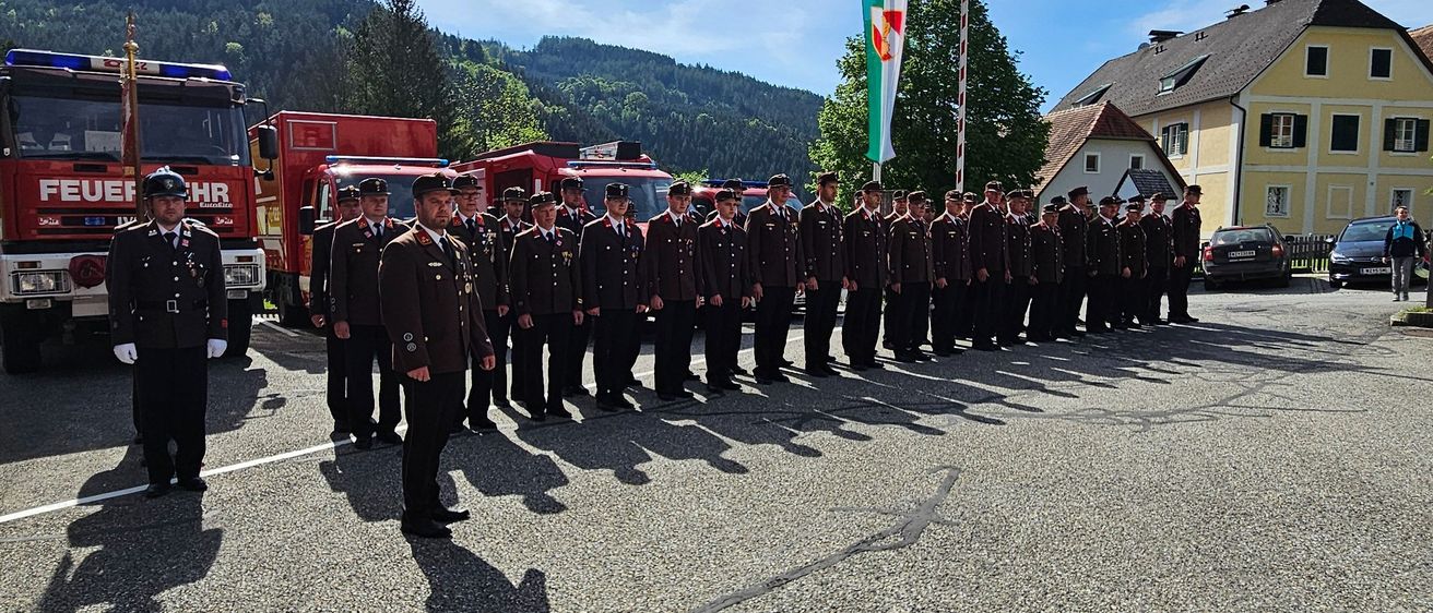 Bild enthält, People, Person, Marching, Car, Transportation, Vehicle, Architecture, Building, Truck