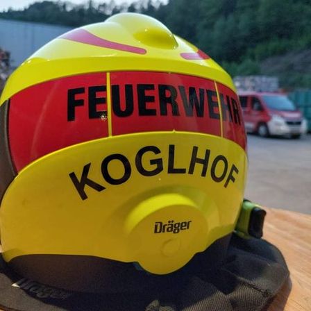 Bild enthält, Helmet, Crash Helmet, Clothing, Hardhat, Ball, Football, Soccer, Soccer Ball, Sport