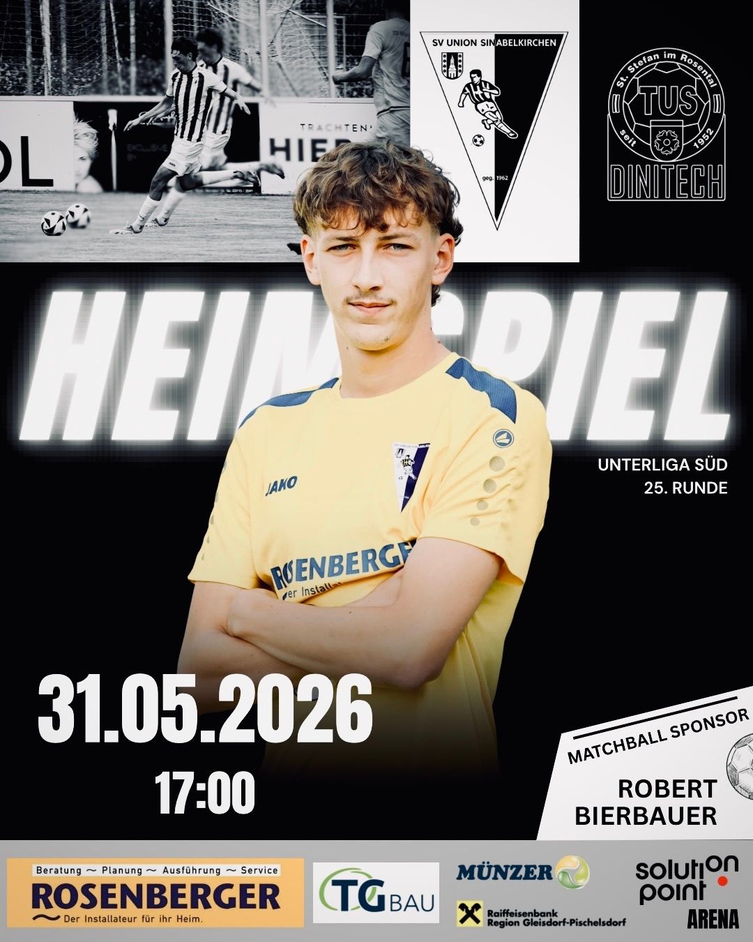 Ein Fußballspieler in einem gelben Trikot posiert mit verschränkten Armen. Im Hintergrund ein verschwommener Fußballkampf. Datum und Uhrzeit: 31.05.2026 um 17:00.