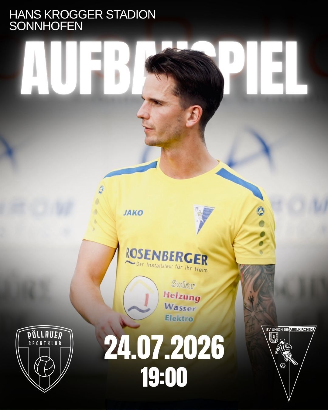 Ein Fußballspieler in einem gelben Trikot mit blauen Streifen steht vor einem verschwommenen Hintergrund. Das Trikot hat Sponsorenlogos und das Datum 24.07.2026.