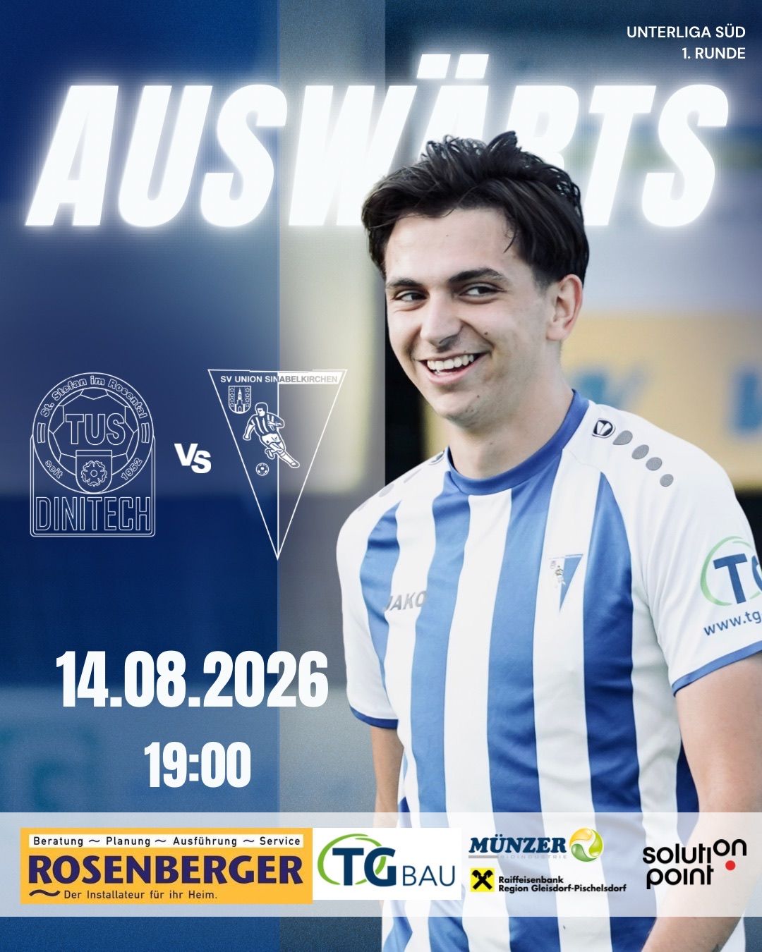 Ein Werbeposter für ein Fußballspiel zwischen Tus Stetan Im Bocken und SV Union Sinabelkirchen, geplant für den 14. August 2026 um 19:00. Das Poster zeigt einen lächelnden Fußballspieler in einem blau-weiß gestreiften Trikot.