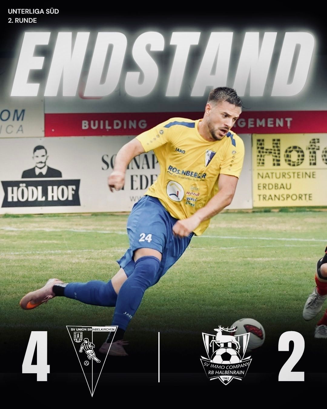Ein Fußballspieler in einem gelben Trikot mit der Nummer 24 läuft auf dem Feld und bereitet sich darauf vor, den Ball zu schießen. Im Hintergrund ist ein verschwommenes Bild eines Schildes mit dem Text 'Hodl Hof' und dem Gesicht eines Mannes zu sehen.
