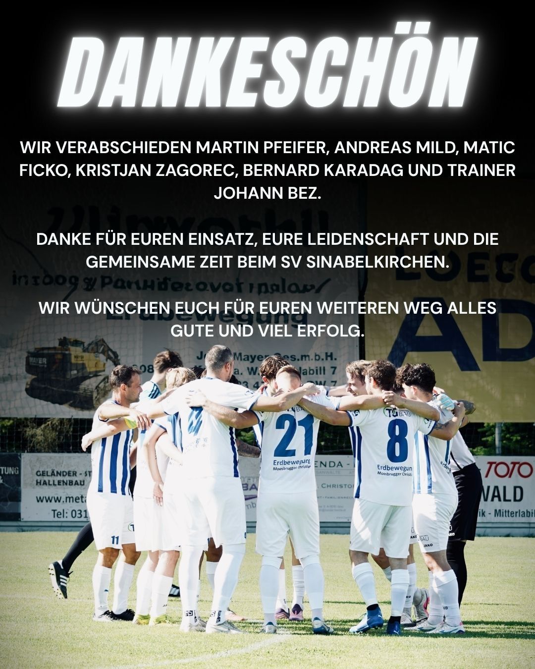 Eine Fußballmannschaft in weißen Trikots mit den Nummern 21 und 8 auf der Vorderseite, die sich auf einem Spielfeld versammelt haben. Das Bild hat einen Banner im Hintergrund mit Text auf Deutsch.