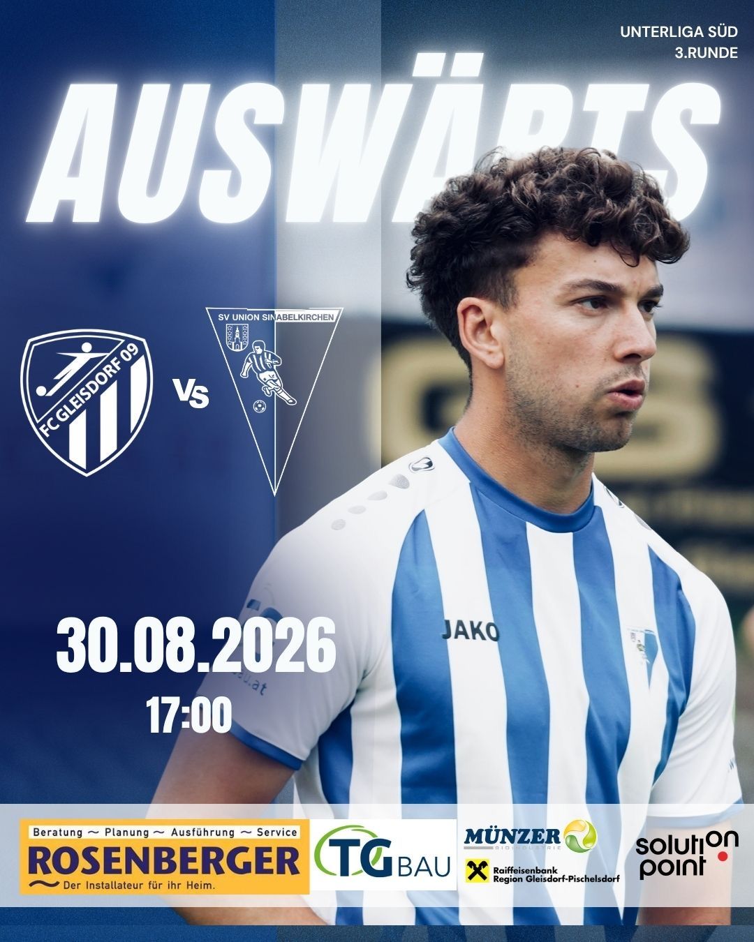 Ein Fußballspieler in einem blau-weiß gestreiften Trikot steht vor einem blauen Hintergrund mit Teamlogos und einem Spieltermin.