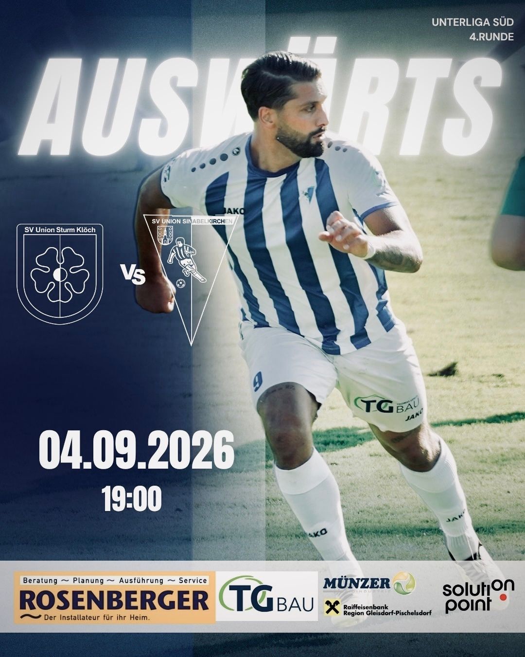 Ein Fußballspieler in einem blau-weiß gestreiften Trikot läuft auf einem Feld mit einem unscharfen Hintergrund. Das Bild enthält das Datum 04.09.2026 und die Zeit 19:00 sowie Logos und Text.