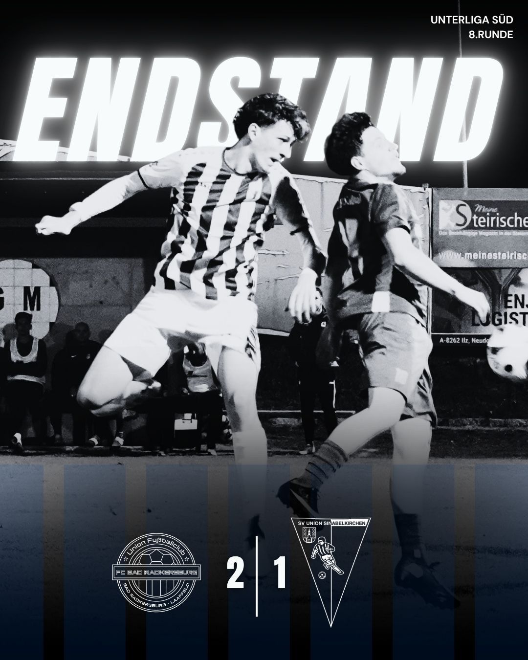 Ein Schwarz-Weiß-Foto von zwei Fußballspielern in Aktion, einer springt, um den Ball zu köpfen, und der andere schaut nach oben, mit einem Spielstand von 2 zu 1 im Vordergrund.