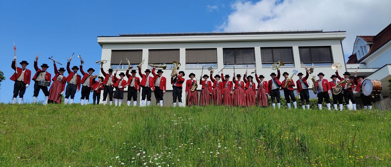 Bild enthält, People, Person, Grass, Plant, Group Performance, College, Outdoors, Shelter, Portrait, Field