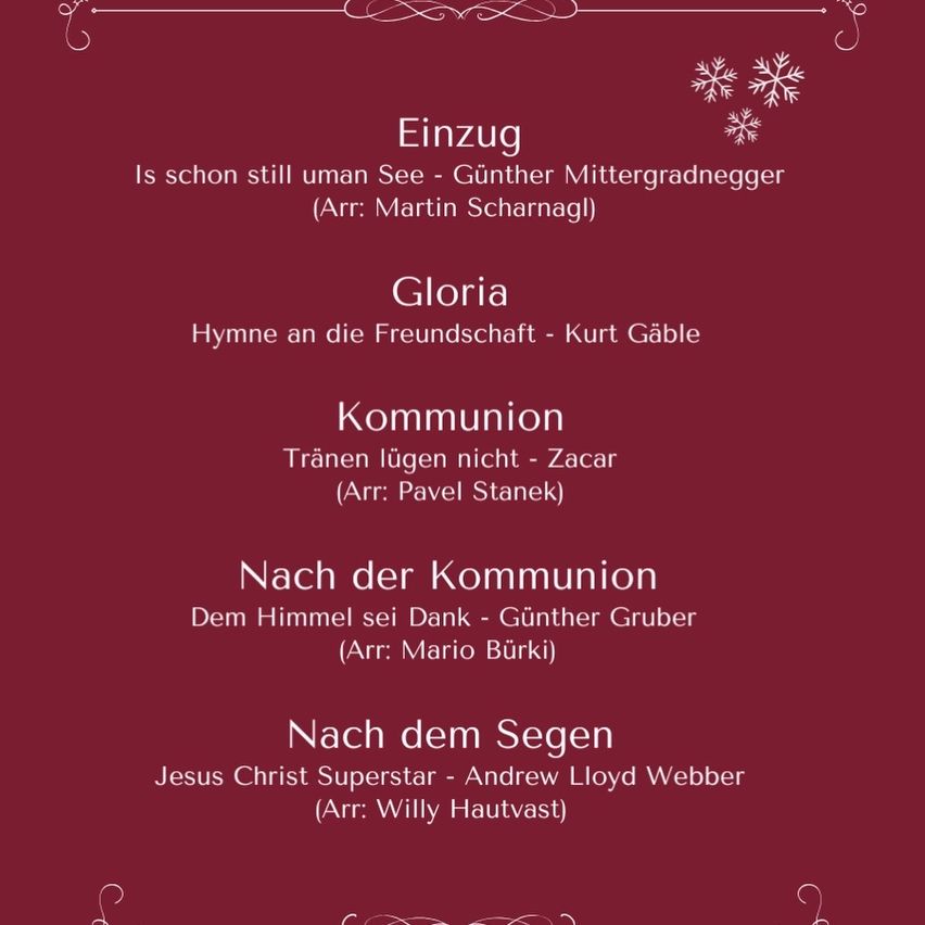Ein roter Plakat zeigt ein weihnachtliches Programm an. Es beinhaltet einen Einzugshymnus, eine Gloria-Hymne, einen Kommunionshymnus, einen Hymnus nach der Kommunion und einen abschließenden Hymnus. Jeder Hymnus ist mit dem Namen des Komponisten und des Arrangeurs versehen. Schneeflocken sind subtil an den Seiten platziert.