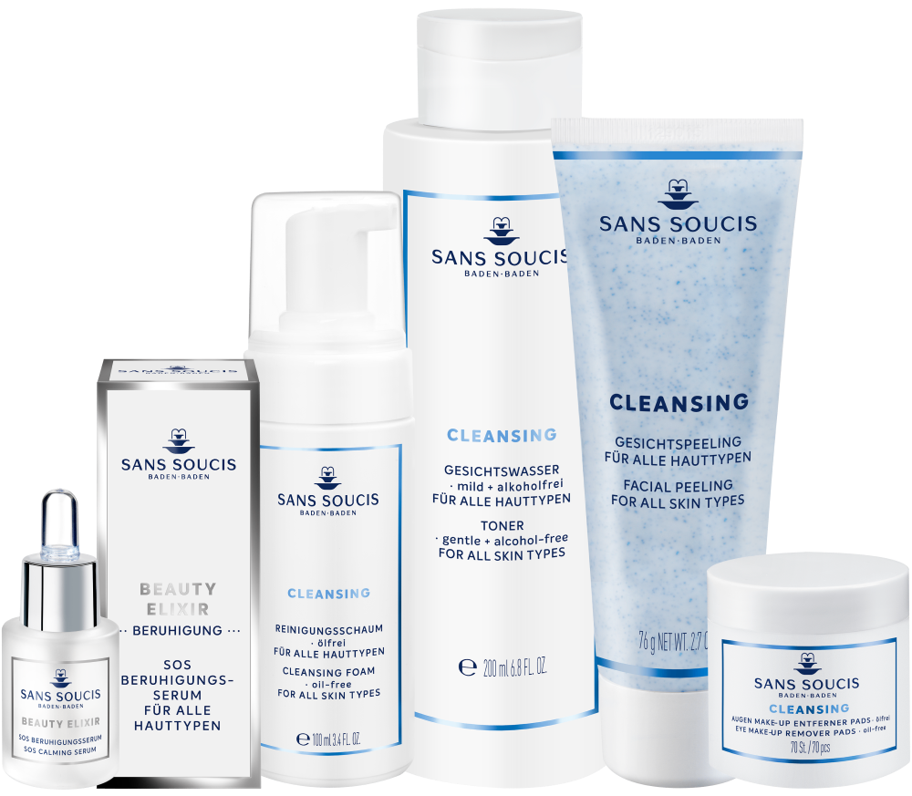 Mehrere Flaschen von Sans Soucis Hautpflegeprodukten sind ausgestellt. Dazu gehören Reinigungsschaum, Gesichtspeeling und ein Schönheitselixier. Die Flaschen sind weiß mit blauen und silbernen Akzenten.