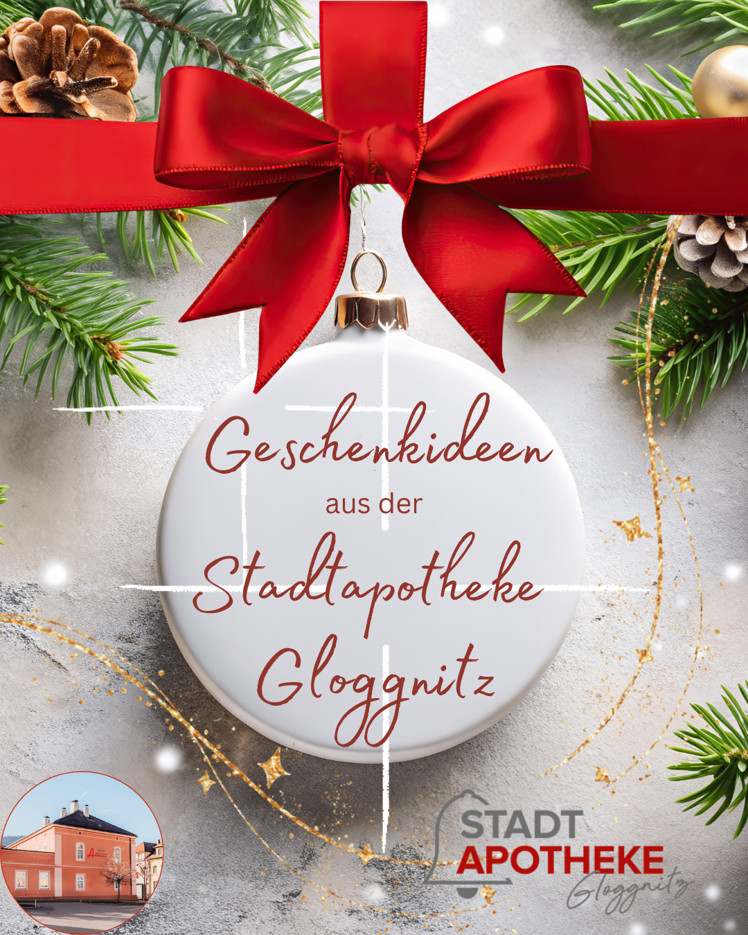 Eine weiße Weihnachtskugel mit einem roten Band, verziert mit rotem Text, der 'Geschenkideen aus der Stadtapotheke Glognitz' lautet. Der Hintergrund besteht aus Weihnachtsbaumzweigen und Tannenzapfen.