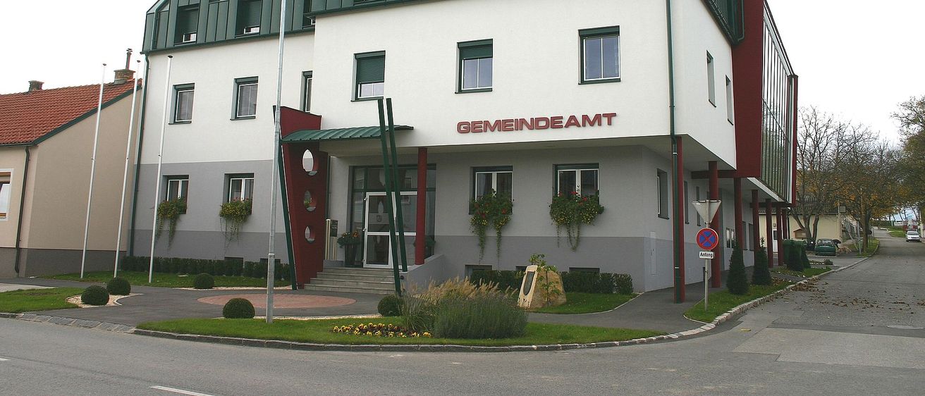 Bild enthält, Building, Hotel, City, Neighborhood, Monastery, Urban, Office Building, Inn, Street, Car