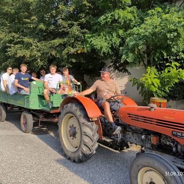 Bild enthält, Adult, Male, Man, Person, Boy, Teen, Wheel, Tree, Glasses, Tractor